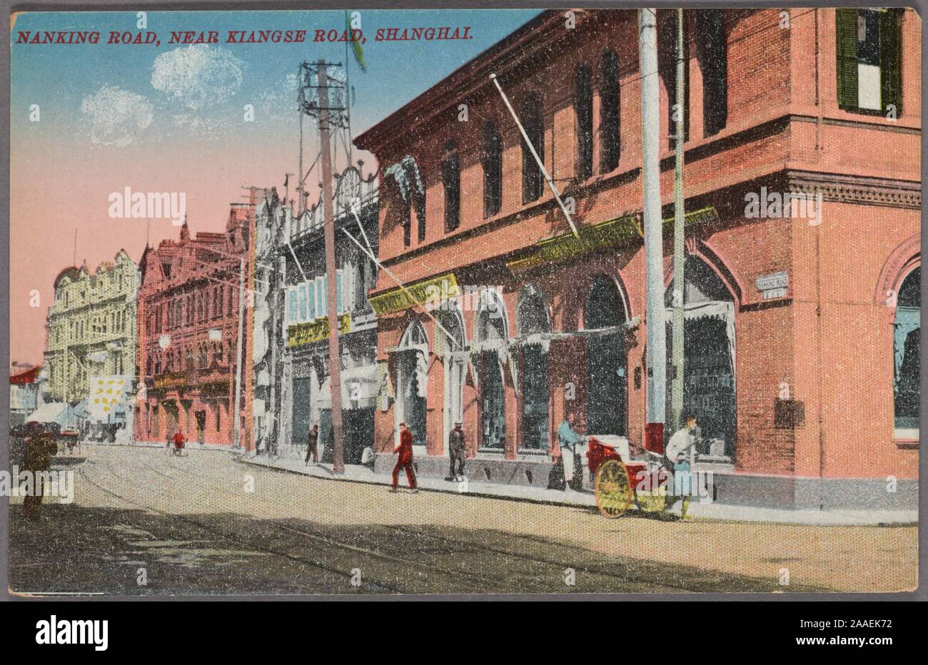 Cartolina illustrata di pedoni camminare a Nanchino Road, noto anche come Nanjing Road, vicino Kiangse Road, ora Jiangxi Middle Road, Shanghai, Cina, pubblicato da giovani Foto Co, 1912. Dalla Biblioteca Pubblica di New York. () Foto Stock