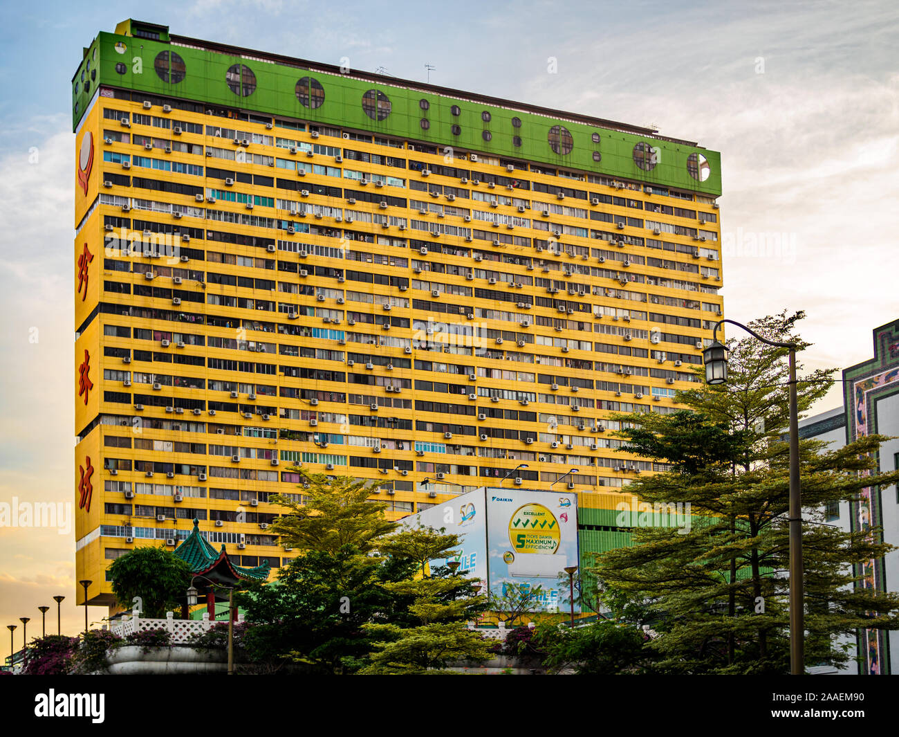SINGAPORE - 9 Maggio 2019 - basso angolo di visione delle persone di Park, un complesso di storicamente significativo edificio in Chinatown, Singapore. Foto Stock
