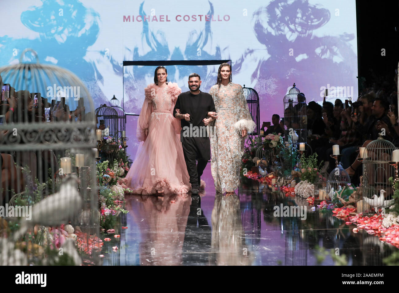 Los Angeles Fashion Week - Arte Cuori di moda - Michael Costello sfilata presso il maestoso nel centro cittadino di Los Angeles, la California il 20 ottobre 2019 dotate di: Michael Costello (C), Modelli, Coco Rocha, Michael Costello, Valentina Sampaio dove: Los Angeles, California, Stati Uniti quando: 21 Ott 2019 Credit: Sheri Determan/WENN.com Foto Stock