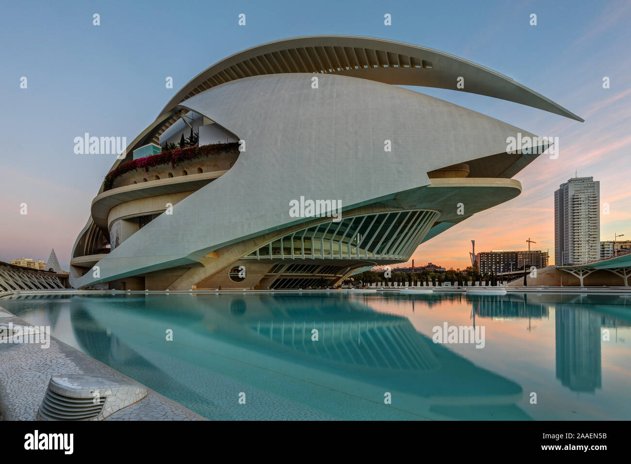 Palau de les Arts (Opera House & Performing Arts Center), Città delle Arti e delle Scienze di Valencia, Spagna. Sunrise. Foto Stock