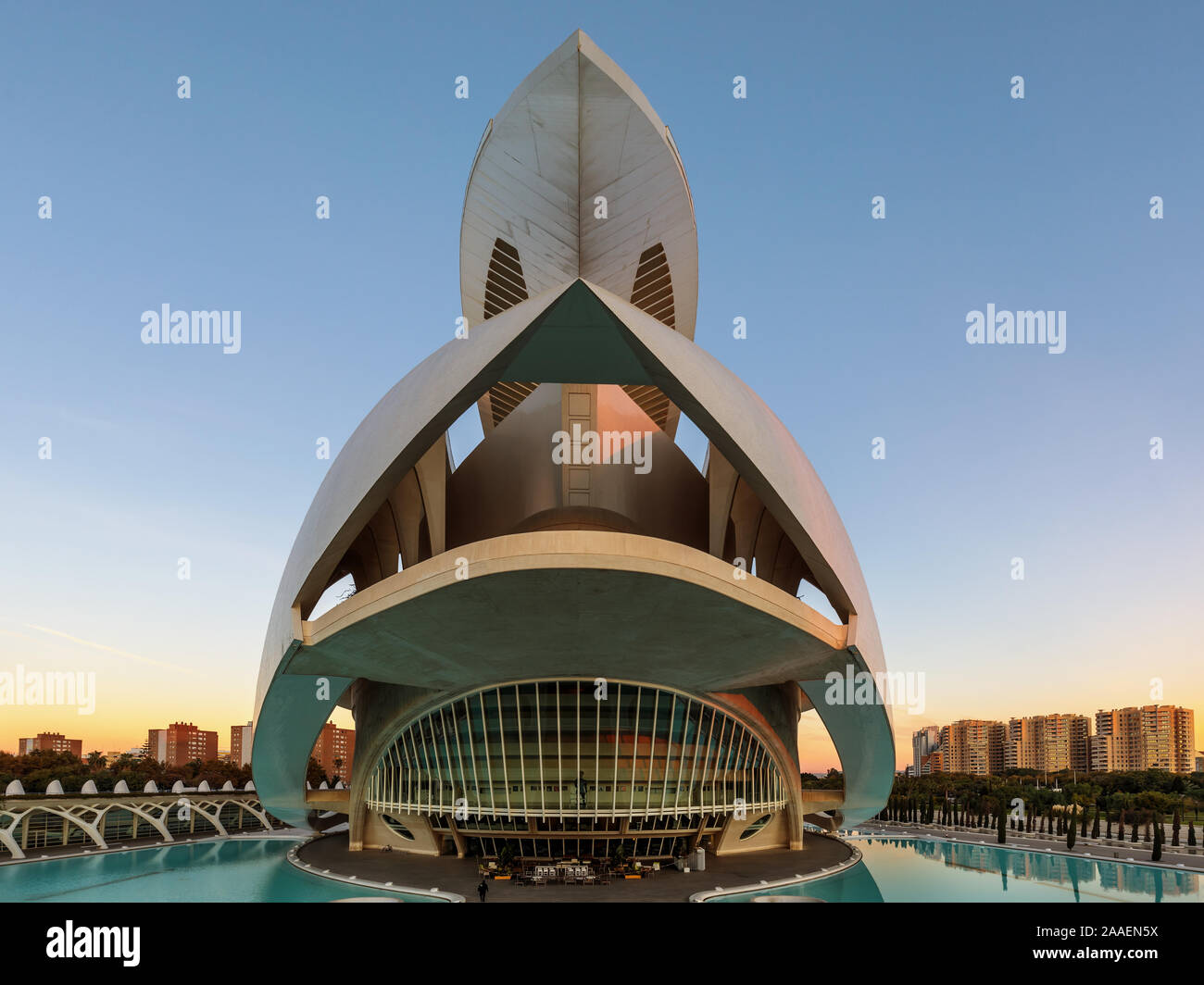 Palau de les Arts (Opera House & Performing Arts Center), Città delle Arti e delle Scienze di Valencia, Spagna. Sunrise. Foto Stock
