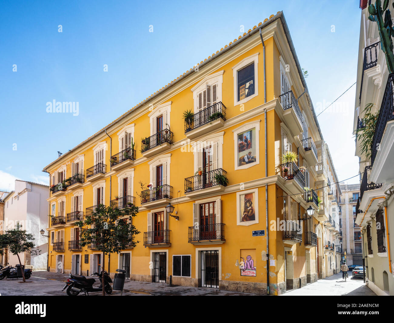 Trompe d'oeil dipinti su edificio anteriore su Plaza de Sant Nicolau a Valencia in Spagna, Foto Stock