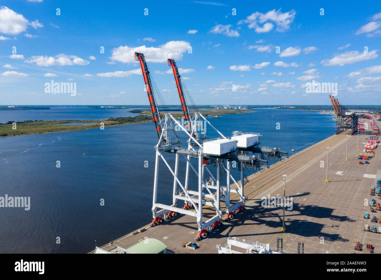 Spese di spedizione terminal portuali gru pronto per contenitore di scarico di una nave. Foto Stock