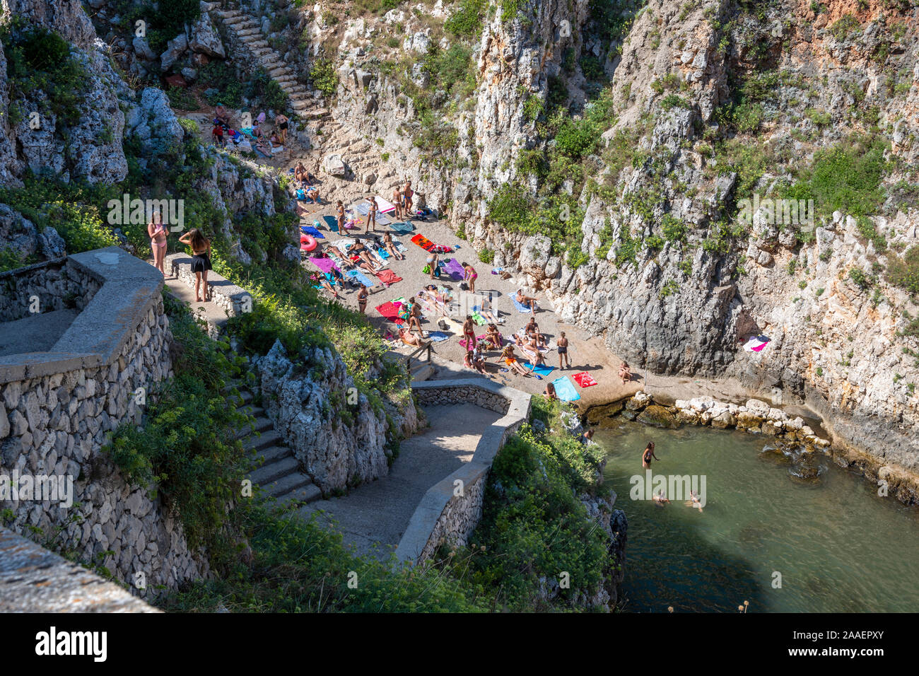 Vista aerea della spiaggia pubblica (Il Ciolo) dal ponte stradale sul canale Ciolo vicino a Gagliano del Capo sulla costa Adriatica della Puglia (Puglia) nel Sud Italia Foto Stock