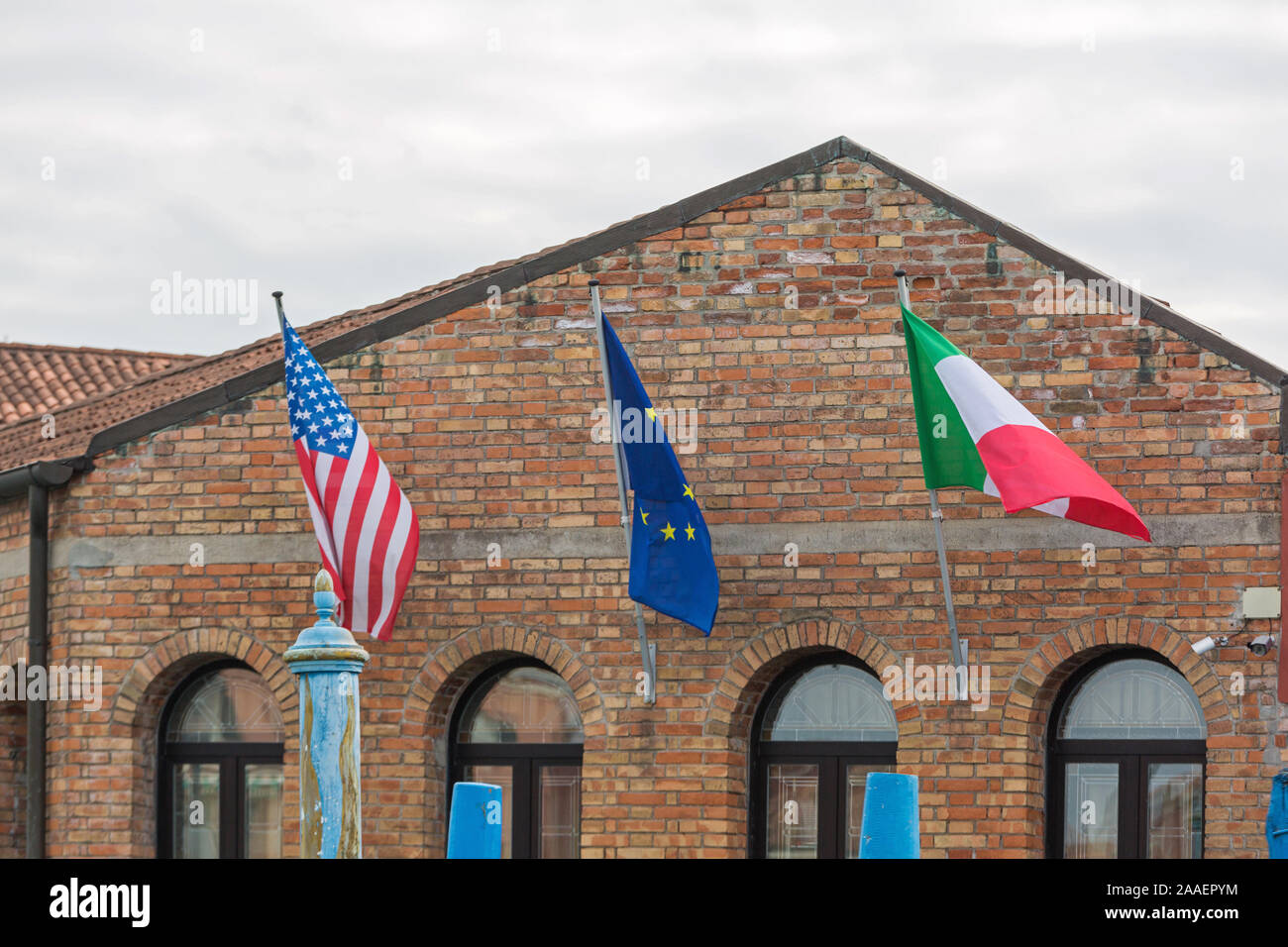 Stati Uniti e UE bandiere italiane in edificio di mattoni Foto Stock