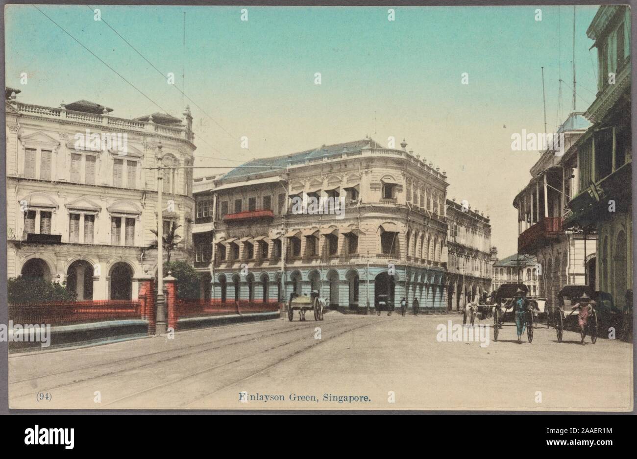 Cartolina illustrata di stile coloniale Britannico edifici Finlayson fodera verde, una strada e un semaforo con un isola, Singapore, 1912. Dalla Biblioteca Pubblica di New York. () Foto Stock