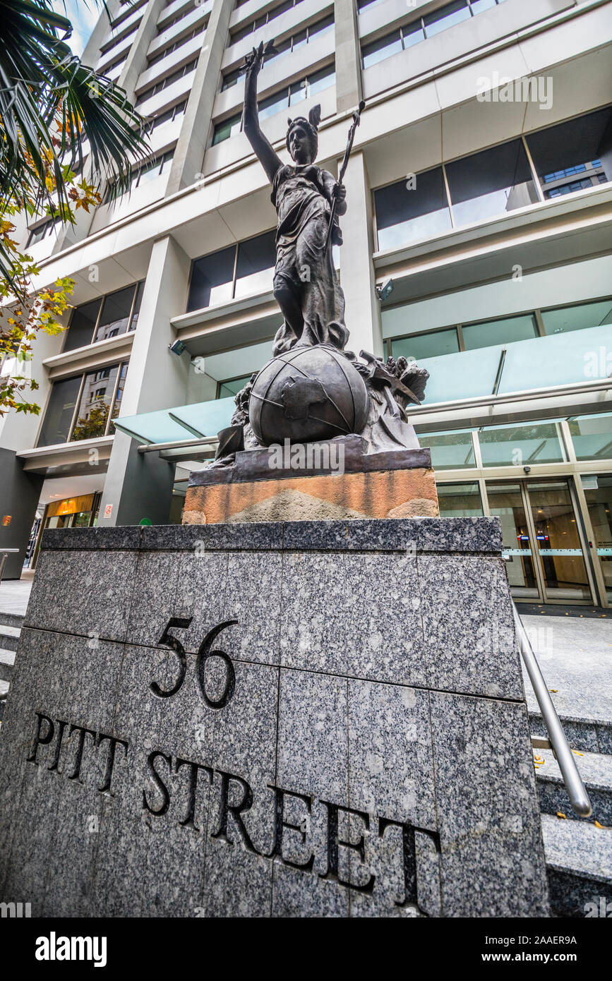 La signora di commercio scolpito da James bianco nell'anno 1899 nella parte anteriore del 56 Pitt Street, Sydney CBD, Nuovo Galles del Sud, Australia Foto Stock