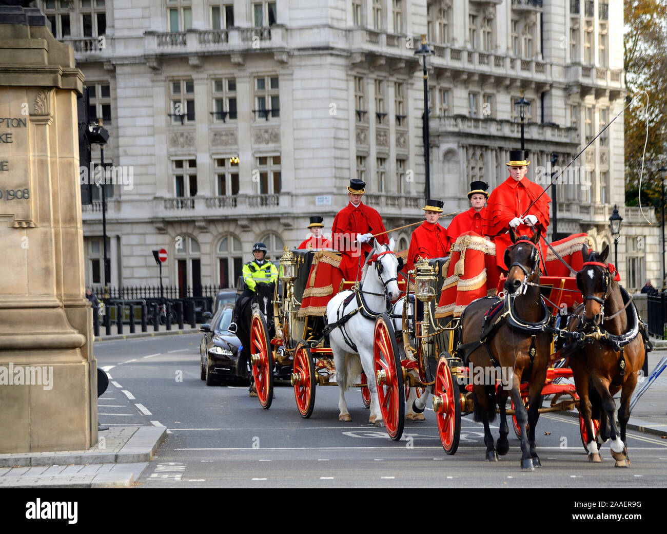 Londra, Inghilterra, Regno Unito. Royal carrozze e cavalli in Whitehall, tenendo il nuovo Ambasciatore del Suriname a Buckingham Palace per incontrare la Regina, 20.11.2019 Foto Stock