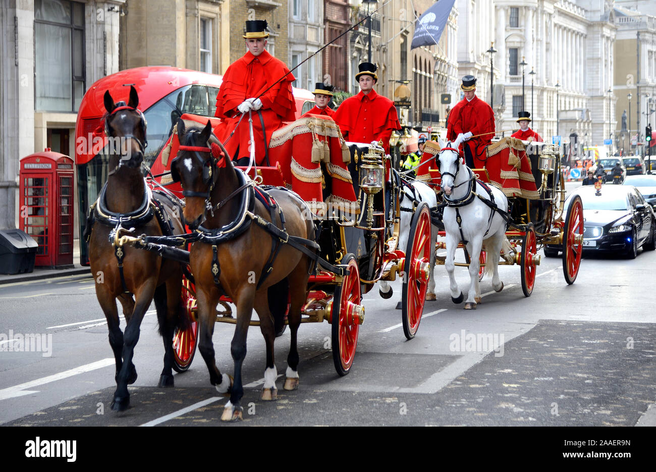 Londra, Inghilterra, Regno Unito. Royal carrozze e cavalli in Whitehall, tenendo il nuovo Ambasciatore del Suriname a Buckingham Palace per incontrare la Regina, 20.11.2019 Foto Stock