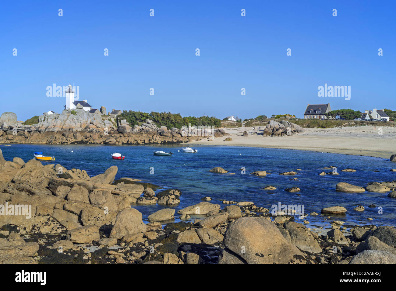 Spiaggia e phare de Pontusval faro A la Pointe de Beg-Pol, Brignogan-Plages, Finistère Bretagna, Francia Foto Stock