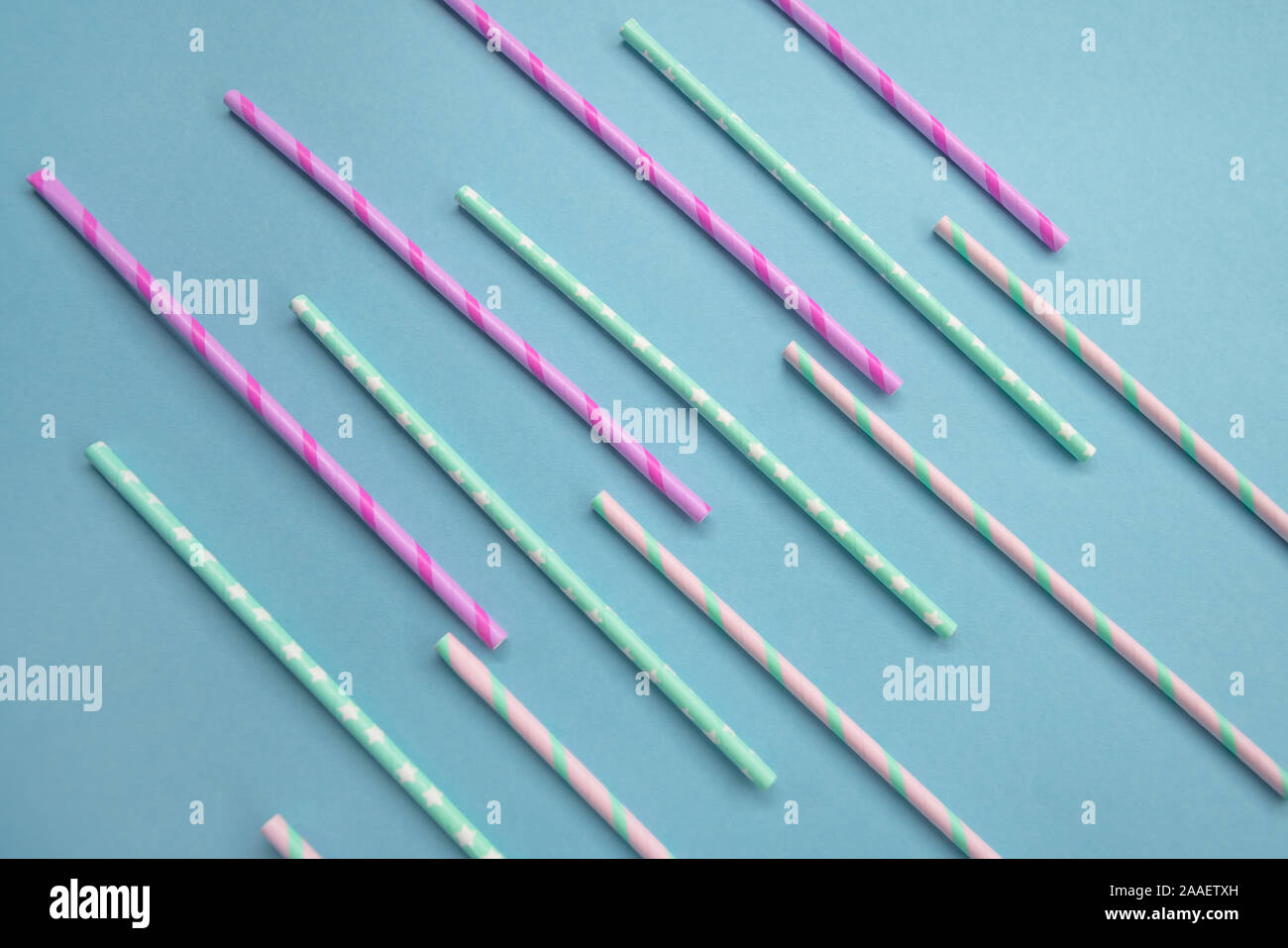 Carta colorata coctail tubi su sfondo blu. Eco-compatibile. Rifiuti Zero. Isolato Foto Stock