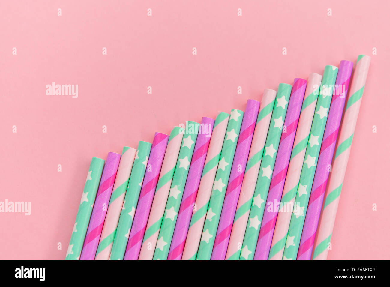 Carta colorata coctail tubi sullo sfondo rosa. Eco-compatibile. Rifiuti Zero. Isolato Foto Stock