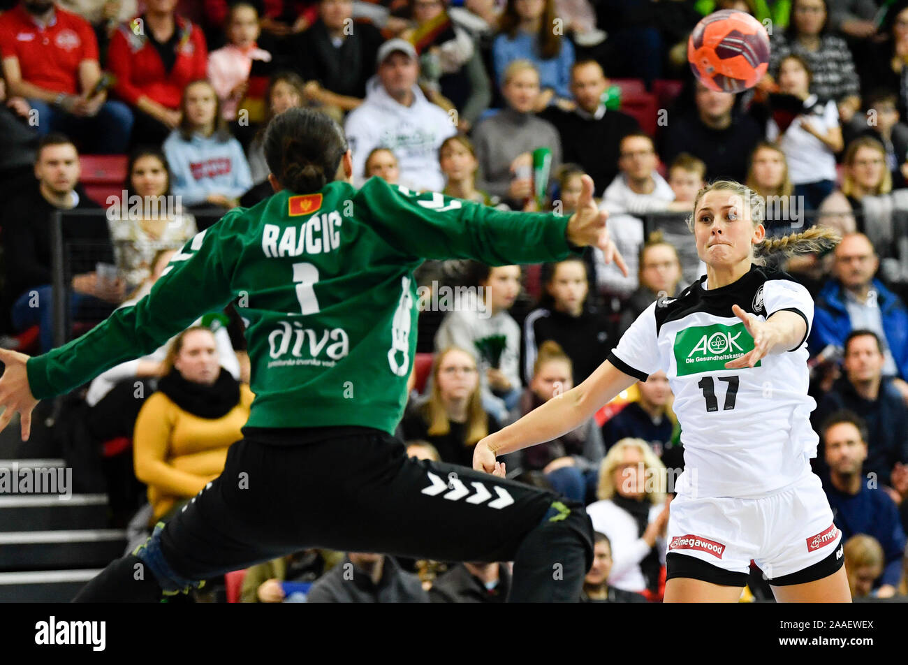 Stuttgart, Germania. Xxi Nov, 2019. Pallamano, donne: International, Germania - Montenegro: la Germania Alicia Stolle (r) rotoli contro il Montenegro il portiere Marina Rajcic. Credito: Thomas Kienzle/dpa/Alamy Live News Foto Stock