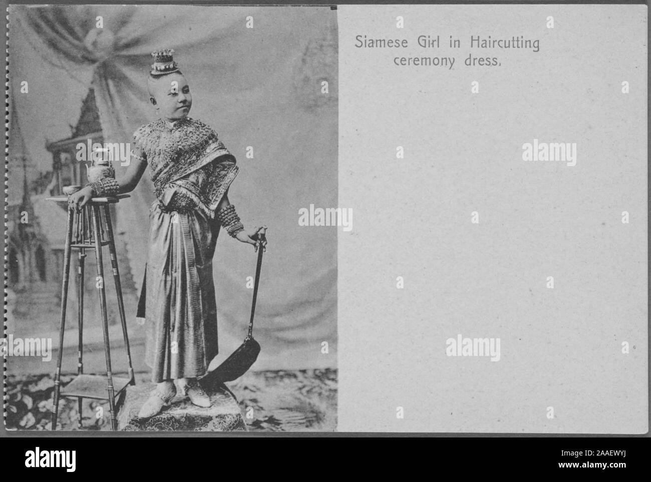 Cartolina incisi con un full-length colpo di un siamese ragazza in abiti tradizionali durante il taglio di capelli cerimonia, Thailandia, 1905. Dalla Biblioteca Pubblica di New York. () Foto Stock