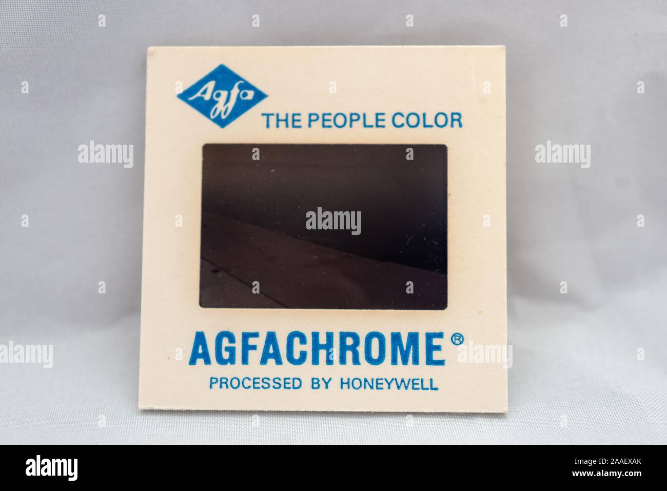 Close-up di 35mm colore trasparenza positiva o far scorrere, da Agfachrome con elaborazione da parte di Honeywell, isolato su uno sfondo bianco, 24 luglio 2019. () Foto Stock