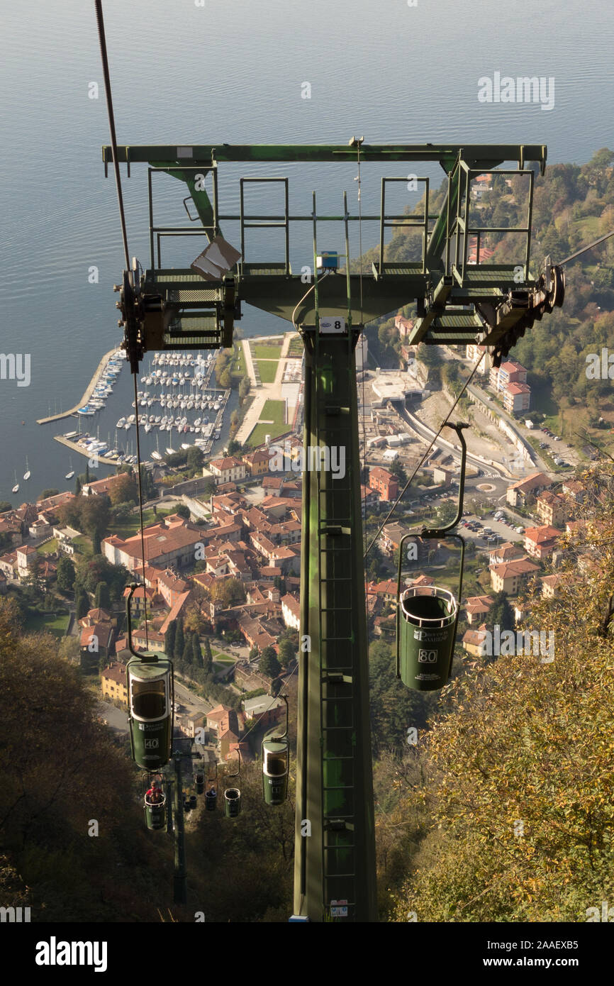 La vista sulla corsa in funicolare tra la città di Laveno-Mombello alla sommità del sasso del ferro di montagna, Italia. Il Lago Maggiore può essere visto qui sotto. Foto Stock