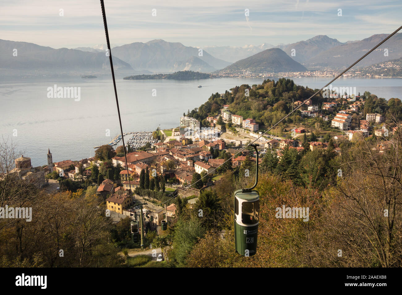 La vista sulla corsa in funicolare tra la città di Laveno-Mombello alla sommità del sasso del ferro di montagna, Italia. Il Lago Maggiore può essere visto qui sotto. Foto Stock