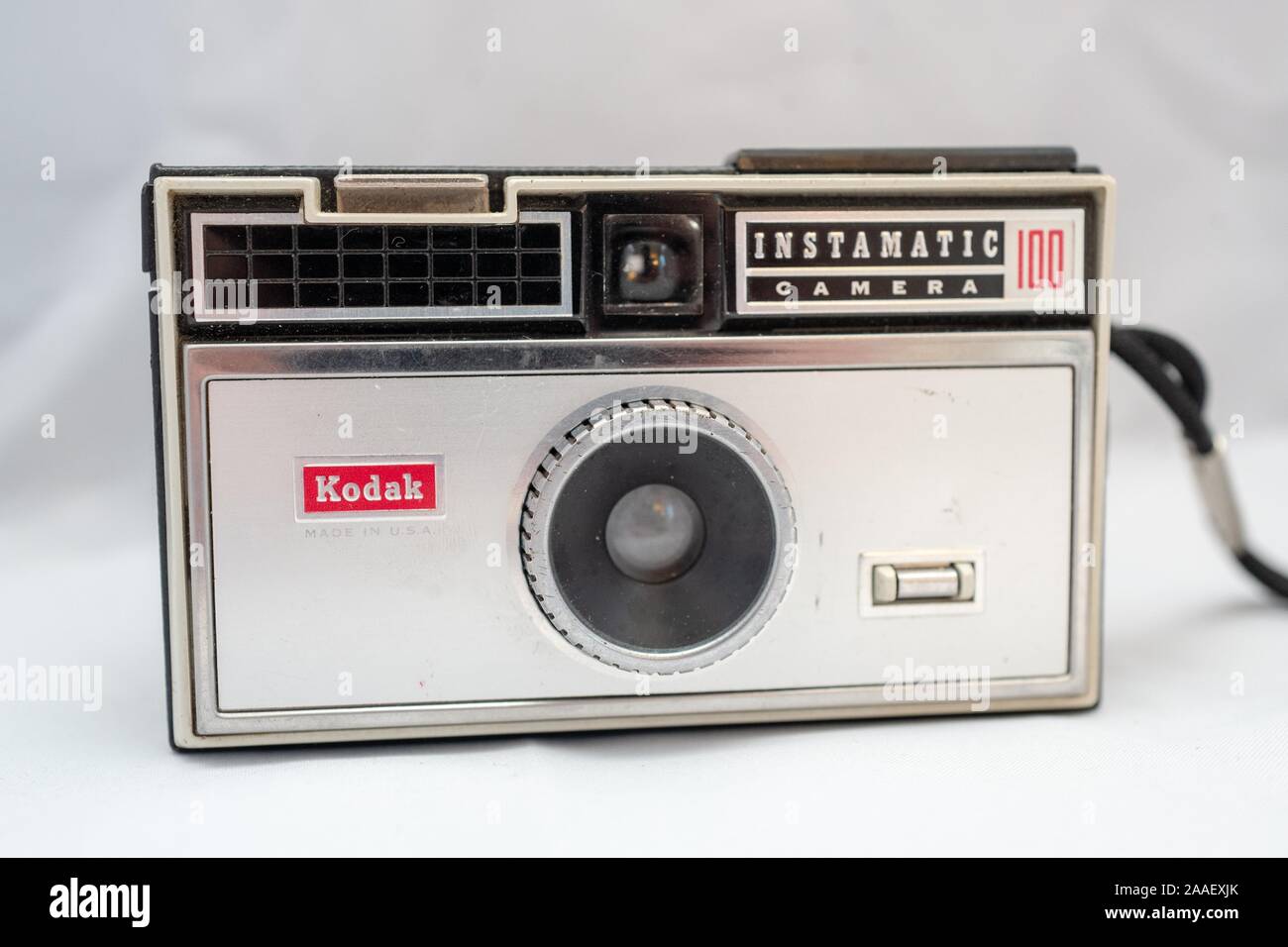 Close-up di Kodak Instamatic 100 telecamera cinematografica, ca 1965, utilizzando il formato 126, isolata su uno sfondo bianco, 24 luglio 2019. () Foto Stock