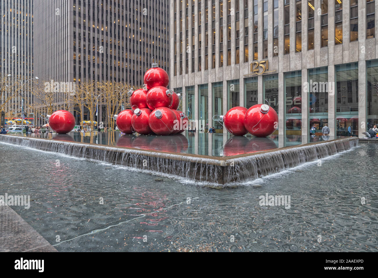 Gigantesche palle ornamentali di Natale fuori dal centro Rockefeller sulla Sixth Ave, New York City, USA. Foto Stock