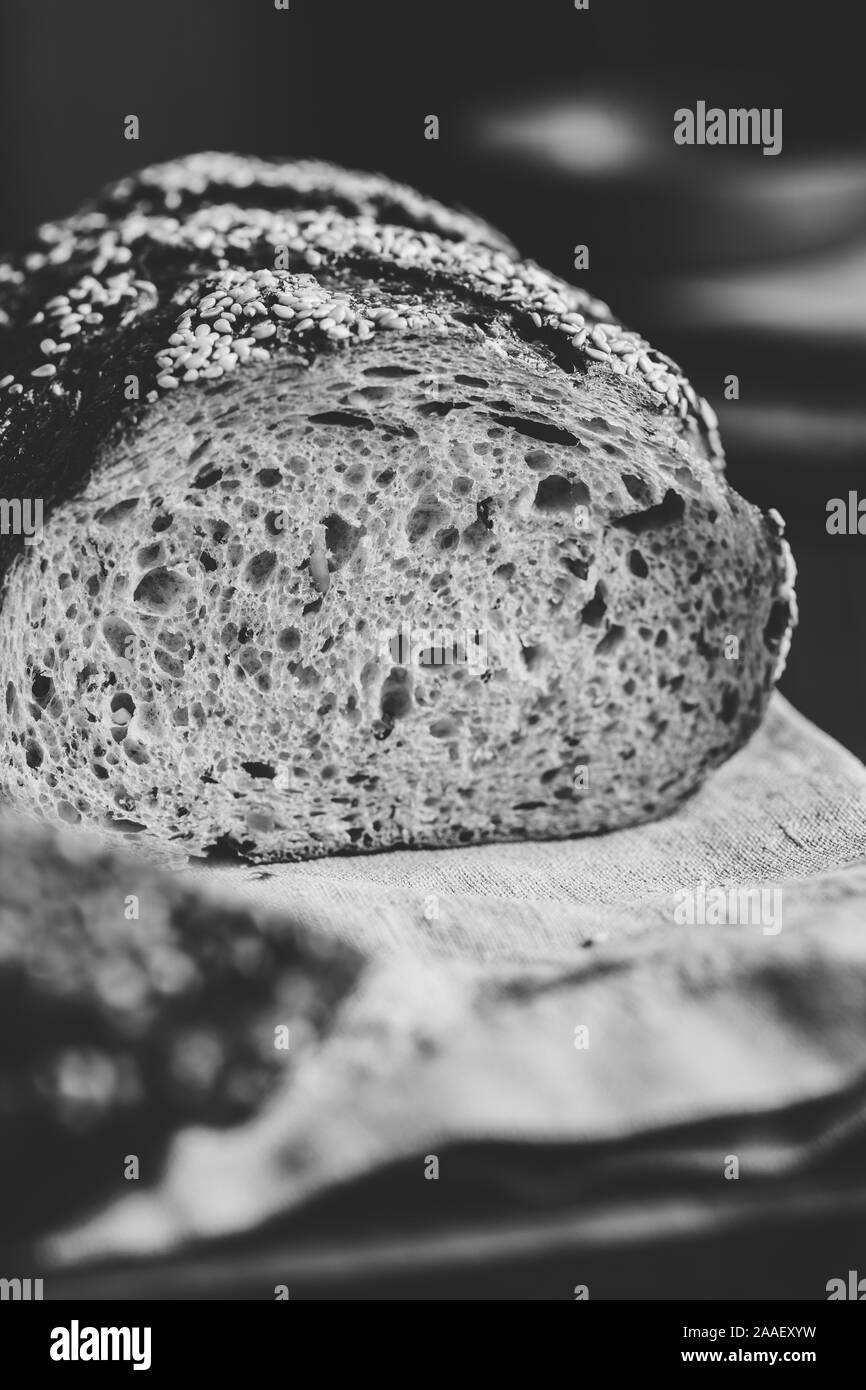 Grano intero pane con semi di chia su un tagliere. Mangiare sano concetto. Mangiare sano concetto. Foto Stock