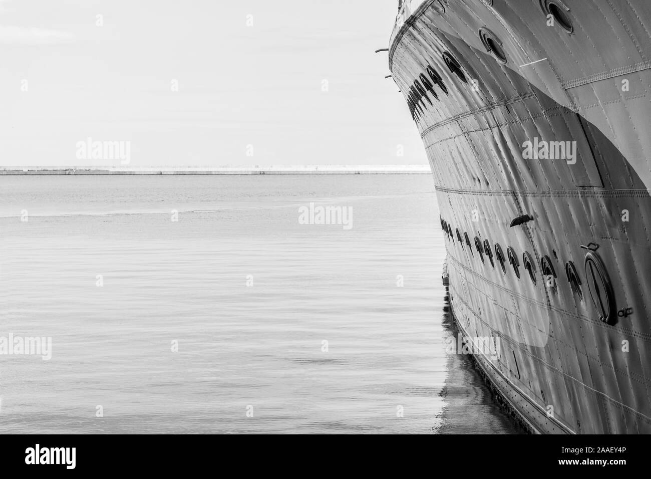 Lato di distroyer ORP Blyskawica (fulmini), con il porto e groyne in background con copia spazio. Blyskawica servita nella Marina Polacca durante giornate mondiali Foto Stock
