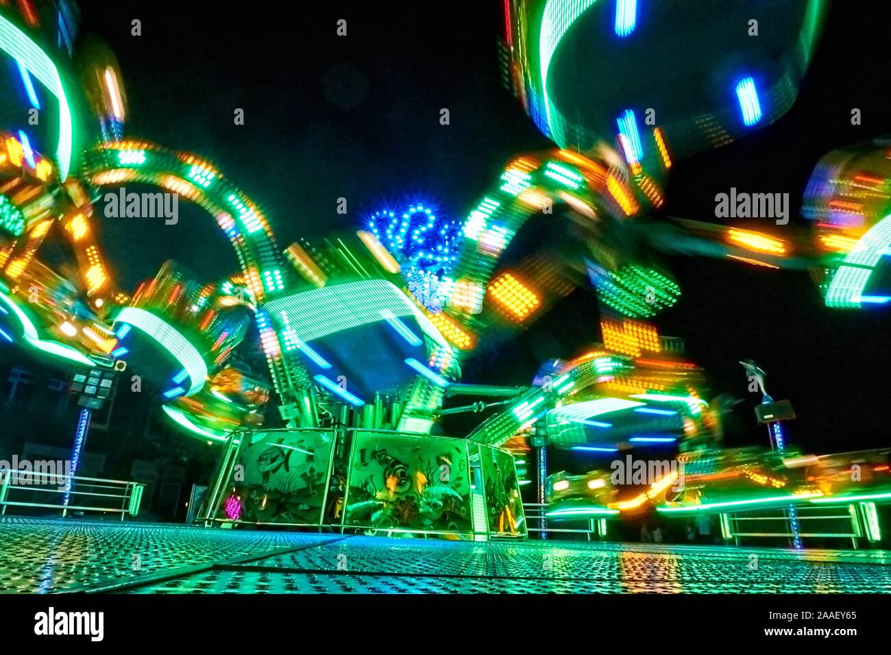 Una lunga esposizione di un movimento di attrazione equo con luce colorata sentieri Foto Stock