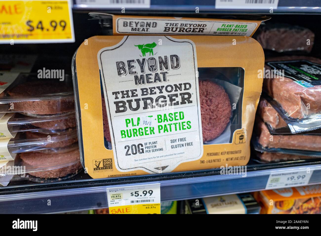 Progettato a base di vegetali gli hamburger da alimenti società al di là di carne sono visibili sui ripiani tra le altre alternative di carne presso un negozio di alimentari a San Ramon, California, 28 agosto 2019. () Foto Stock