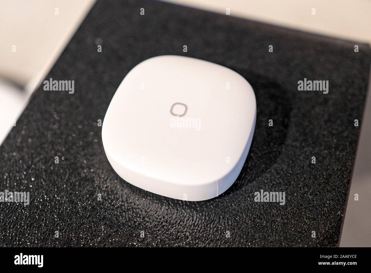 Close-up di Samsung Smart cose pulsante, utilizzata per il controllo home dispositivi di automazione in una casa intelligente, Agosto 31, 2019. () Foto Stock