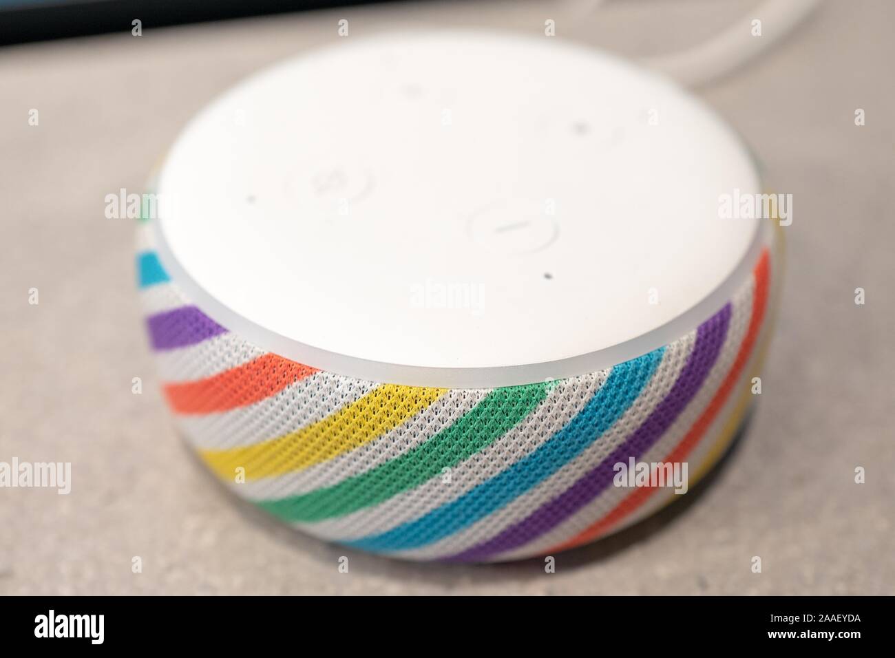 Close-up di neo-rilasciato Amazon Eco Dot Kids Edition smart speaker, progettato per uso da parte di bambini, con rainbow schema colore, utilizzando il Alexa Assistente vocale, Agosto 31, 2019. () Foto Stock