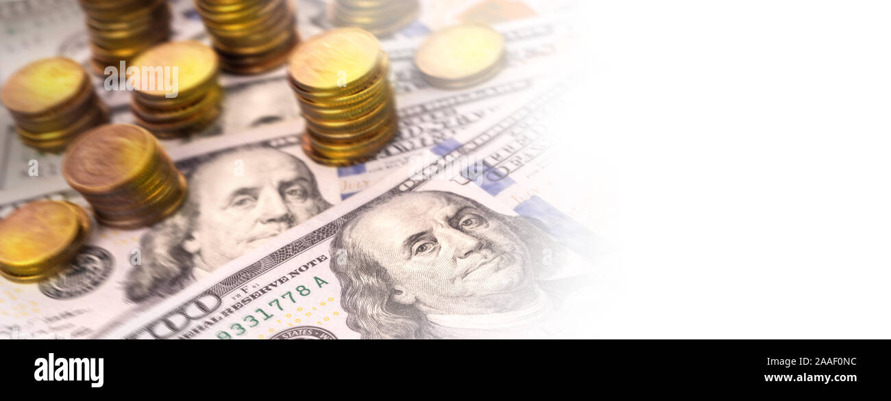 Idea di business concetto con pile di monete d'oro e carta per banconote con spazio di copia Foto Stock