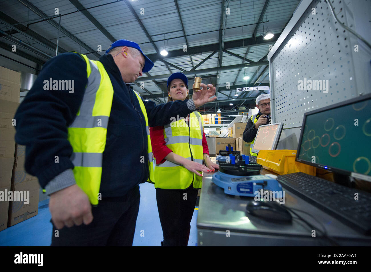 Kirkintilloch, UK. Xxi Nov, 2019. Nella foto: Jo Swinson MP - Leader del gruppo del Partito europeo dei liberali democratici partito. Gruppo del Partito europeo dei liberali democratici Leader Jo Swinson visiti la Guala Closures UK impianto di imbottigliamento in Kirkintilloch a conoscere la loro attenzione sul confezionamento sostenibile. Ella si è visto per la sua campagna elettorale nella zona centrale della Scozia. Credito: Colin Fisher/Alamy Live News Foto Stock