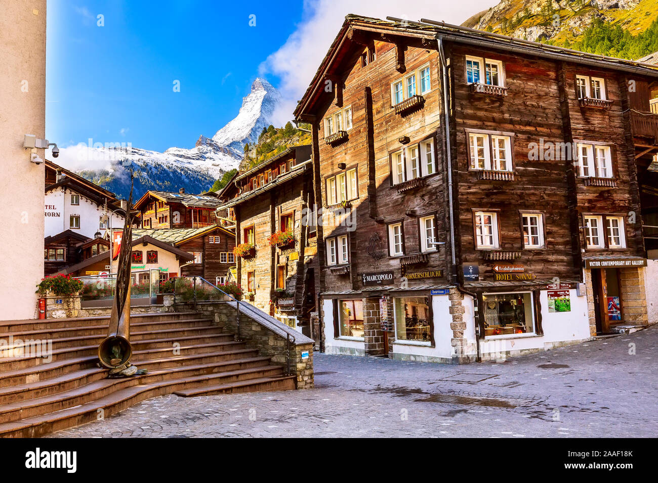 Zermatt, Svizzera - Ottobre 7, 2019: iconico town street view nel famoso Alpi Svizzere ski resort, Cervino Snow Monte Corno di bronzo e case Foto Stock