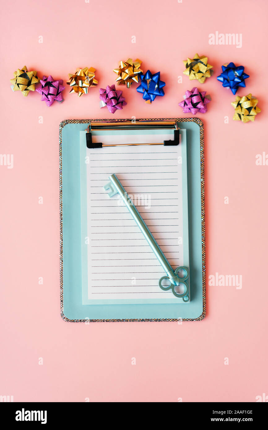Multi colore archi per la confezione regalo di imballaggio e di colore blu appunti con rivestimento in argento Foto Stock