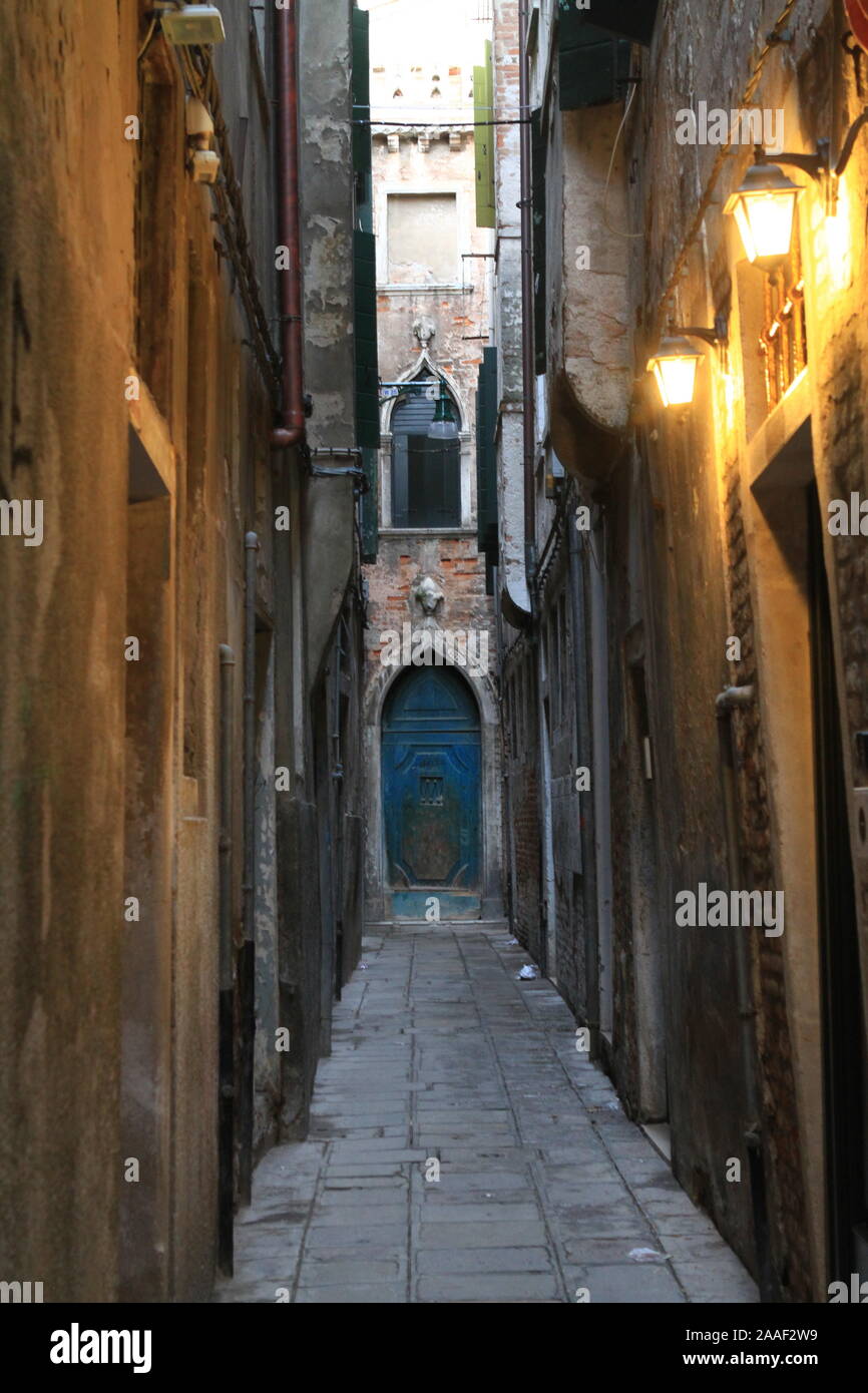 Strada stretta a Venezia, Italia Foto Stock