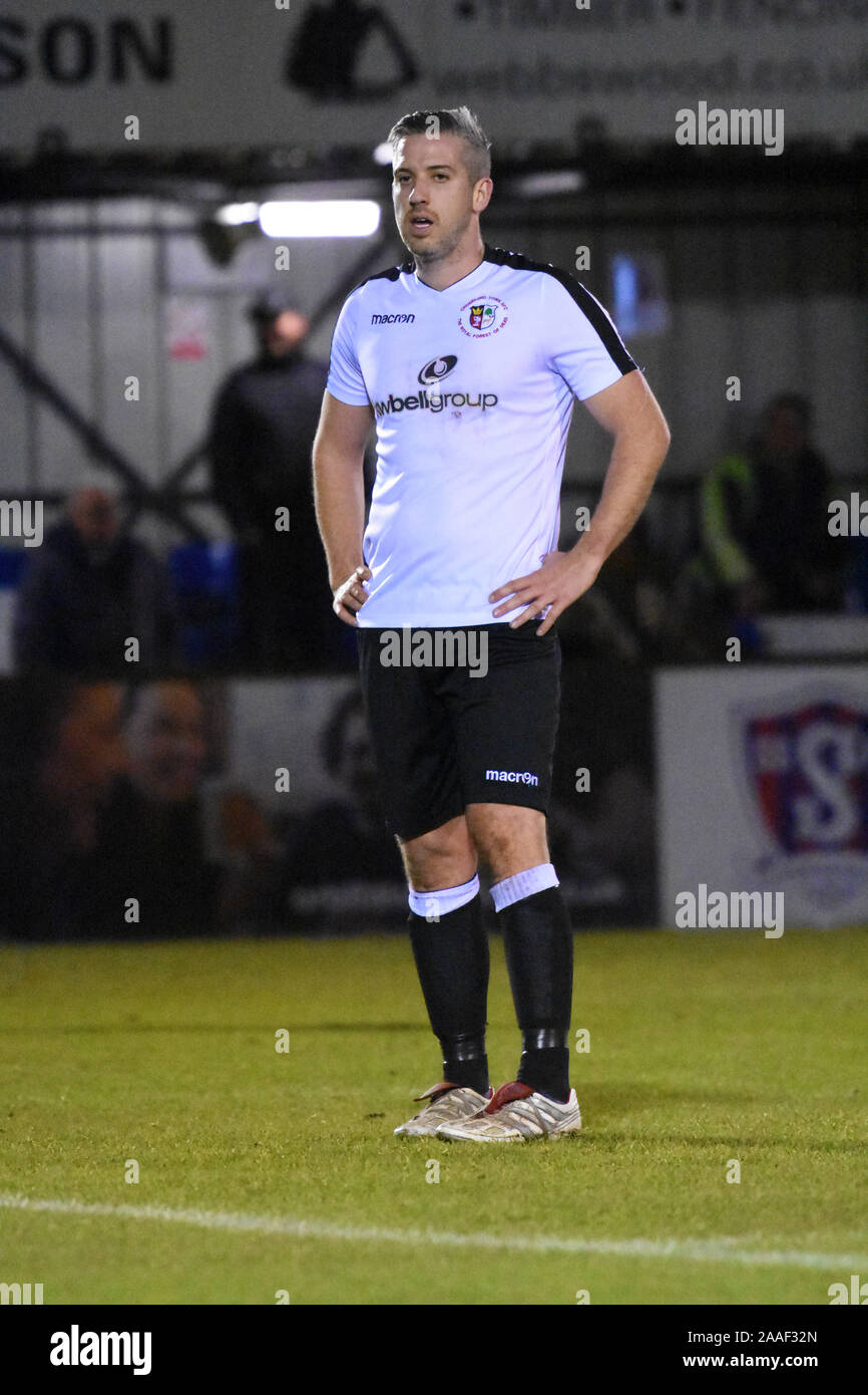 Swindon Supermarine Football Club, Swindon WILTSHIRE REGNO UNITO 19/11/2019 Paul Michael gioca con un team misto della prima squadra e sotto 18's Foto Stock