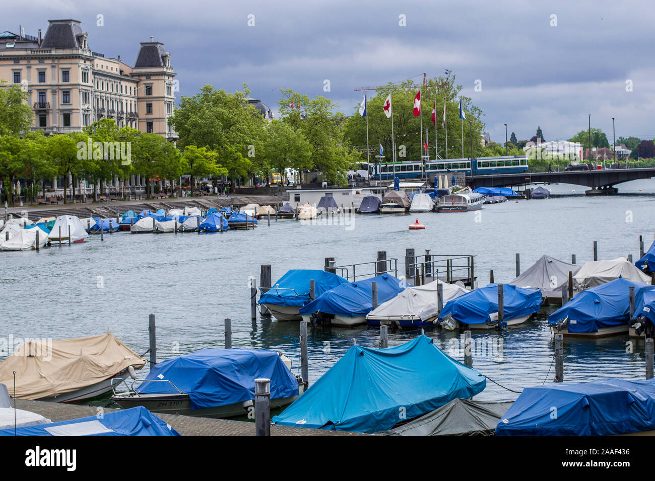 Quay di Zurigo. Dal molo di Zurigo. Barche sul lago di Zurigo Foto Stock