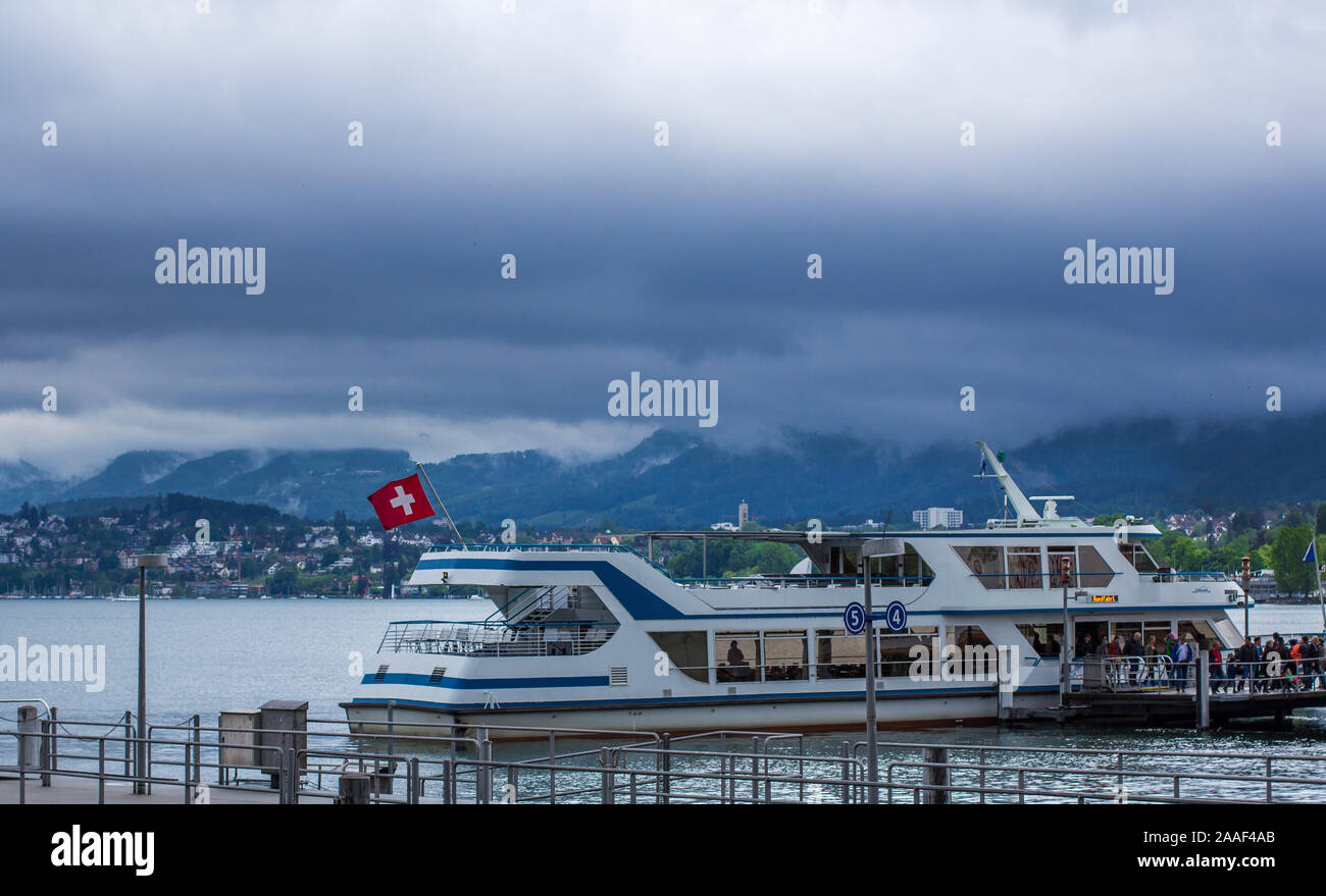 Barca sul Lago di Zurigo. Pier a Zurigo Foto Stock
