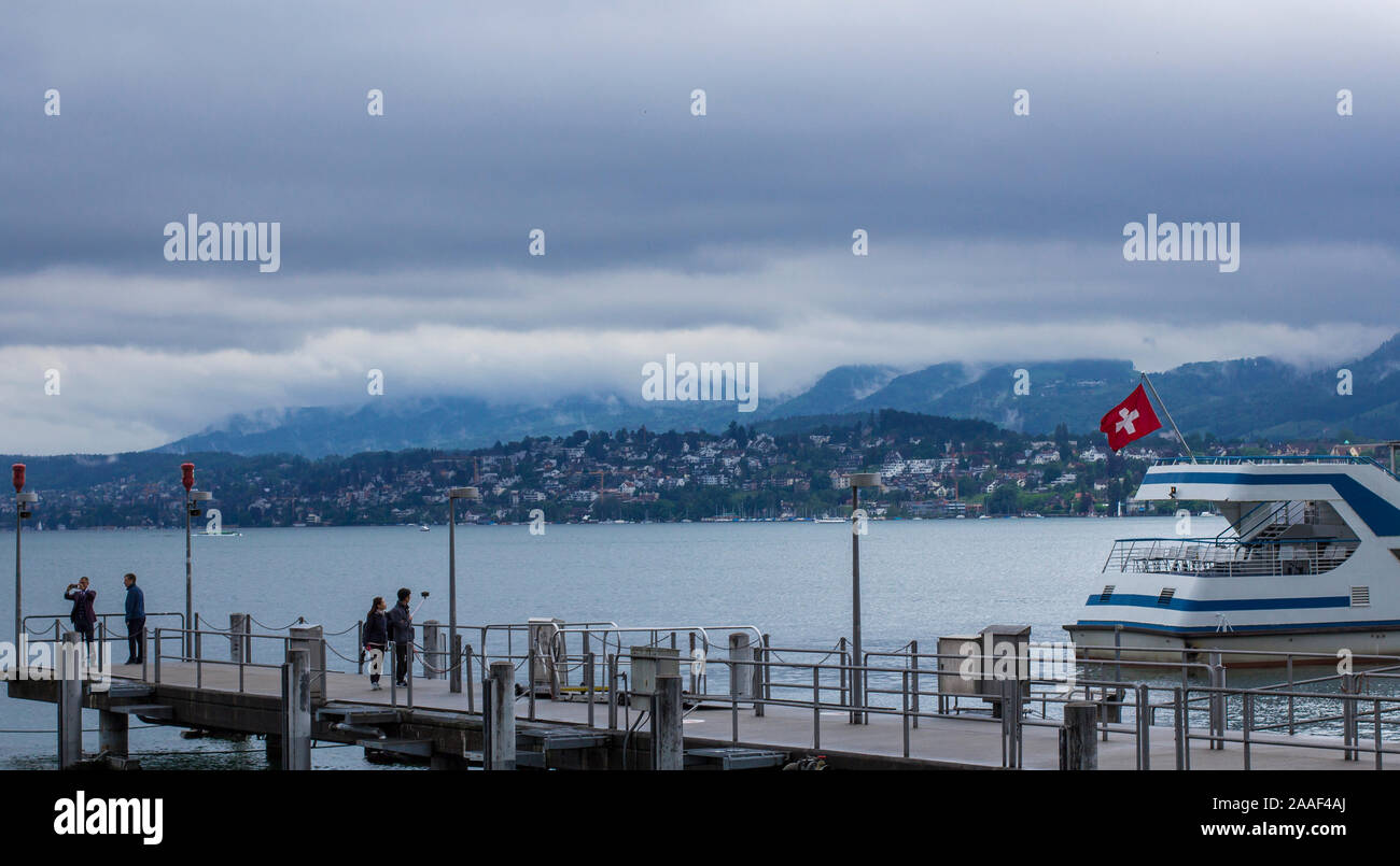 Barca sul Lago di Zurigo. Pier a Zurigo Foto Stock