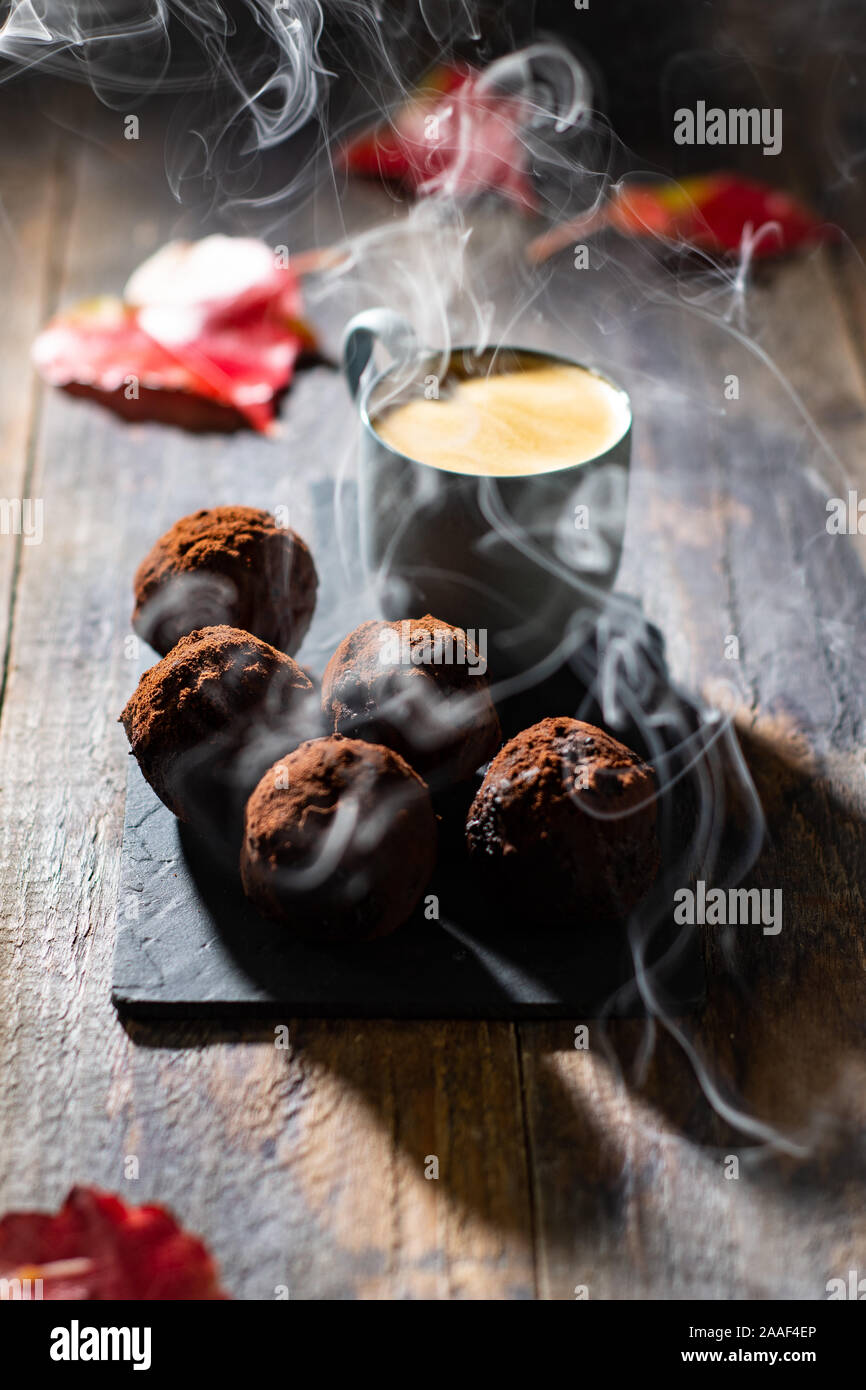 Colazione caffè affumicato con tartufi dolci e dessert cibo sano.fit bar Foto Stock