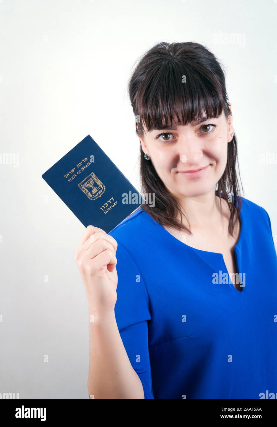 Israele passaporto in mano di donna Foto Stock