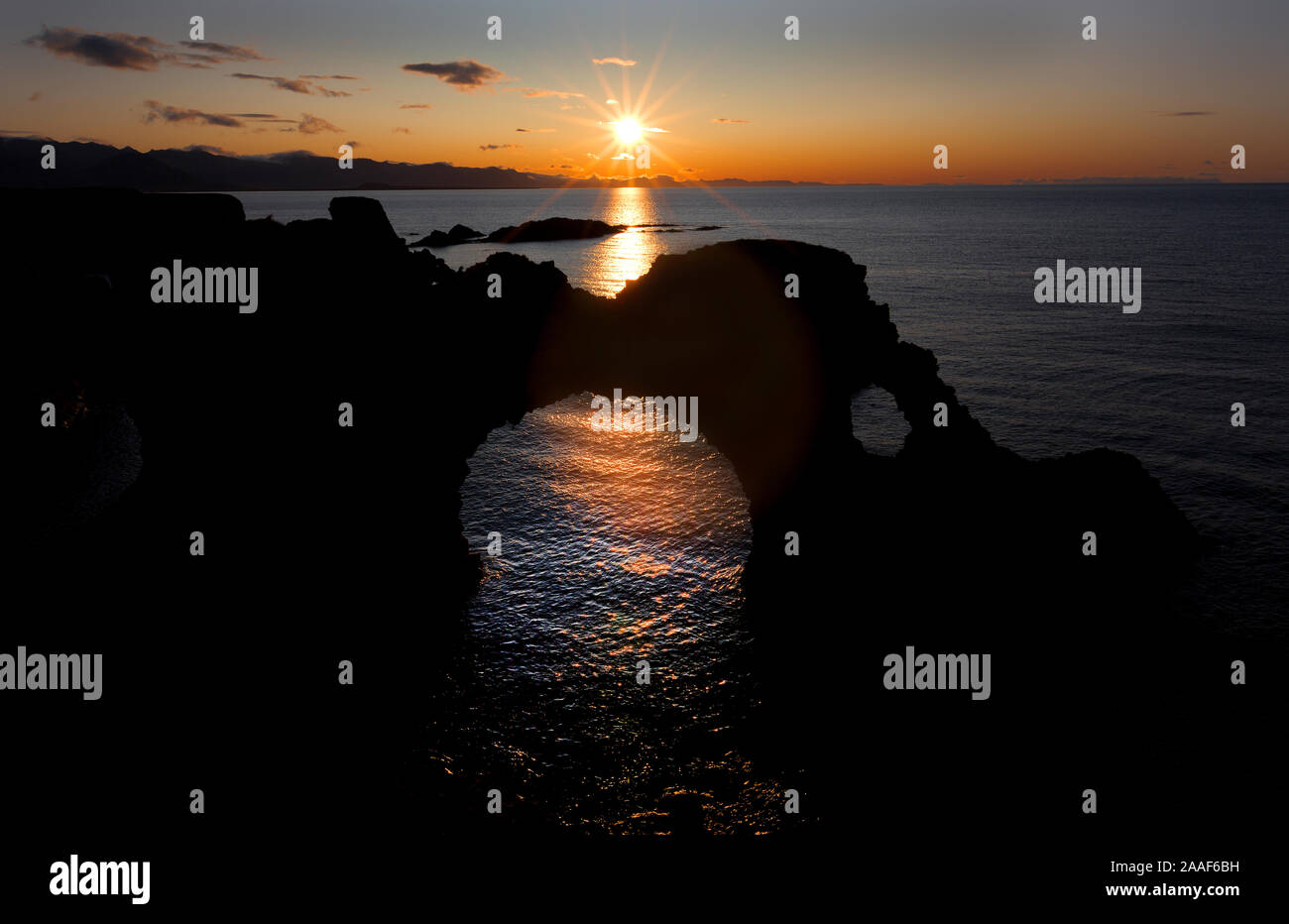 Sun rise a Gatkletlur arch rock a Arnarstapi sulla penisola Snaefellsnes in Islanda occidentale Foto Stock