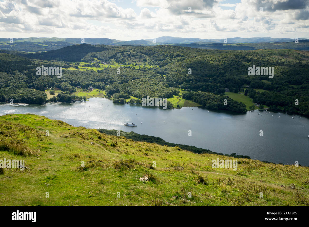 L'estremità meridionale del lago di Windermere da Gummer è come in un pomeriggio di agosto al sole. Foto Stock