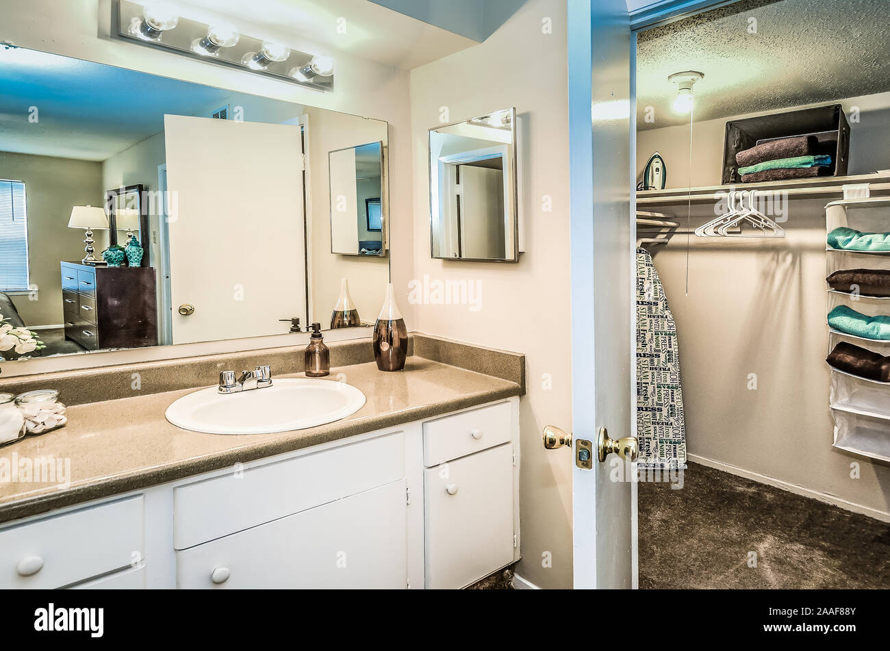 Una sala da bagno e spogliatoio è mostrato a Robinwood appartamenti, 11 giugno 2015, in Mobile, Alabama. Foto Stock