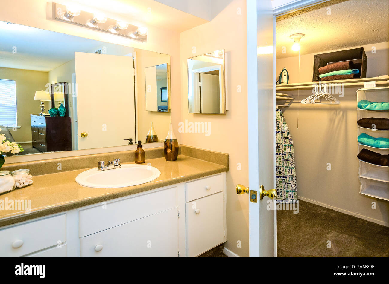 Una sala da bagno e spogliatoio è mostrato a Robinwood appartamenti, 11 giugno 2015, in Mobile, Alabama. Foto Stock