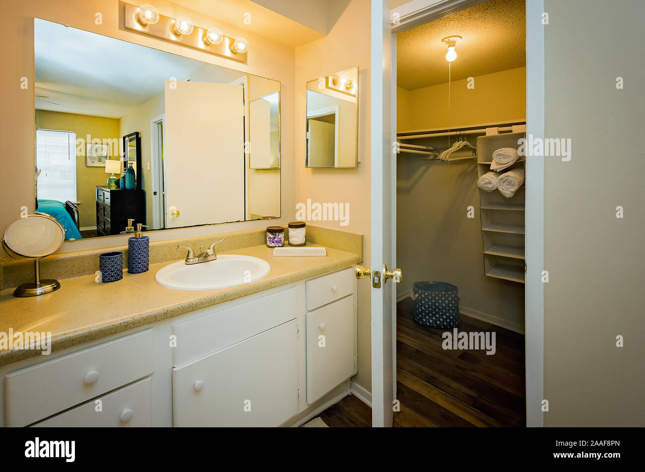 Una sala da bagno e spogliatoio è raffigurato a Robinwood Appartamenti in Mobile, Alabama. Foto Stock