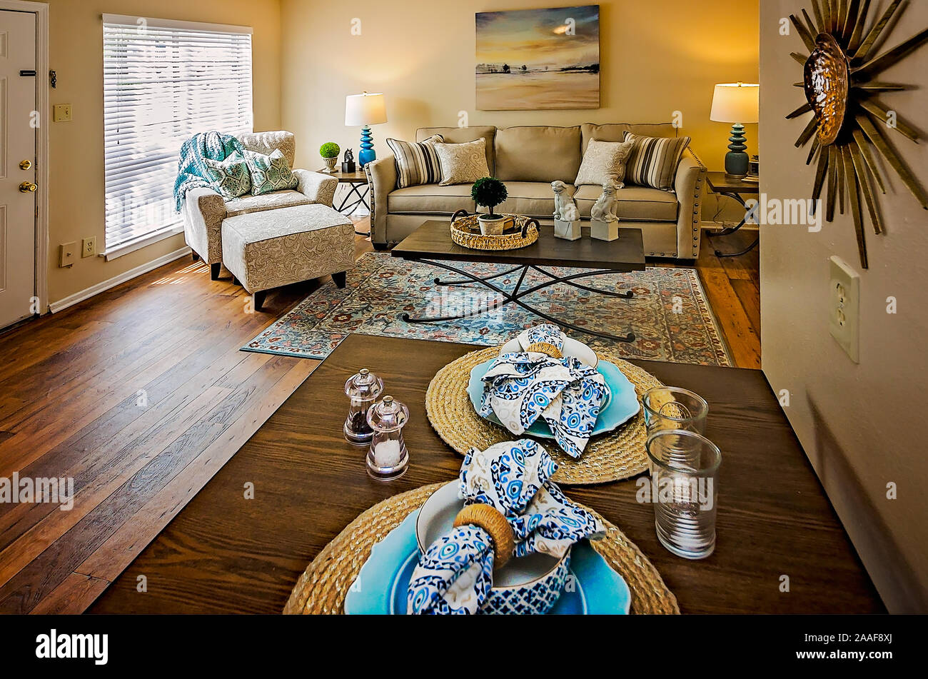 Un piano aperto offre un soggiorno e cucina abitabile a Robinwood Appartamenti in Mobile, Alabama. Foto Stock