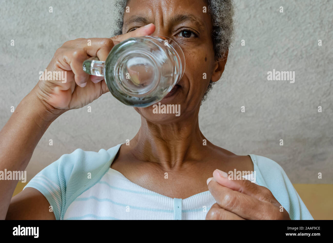 Donna Acqua Potabile Foto Stock