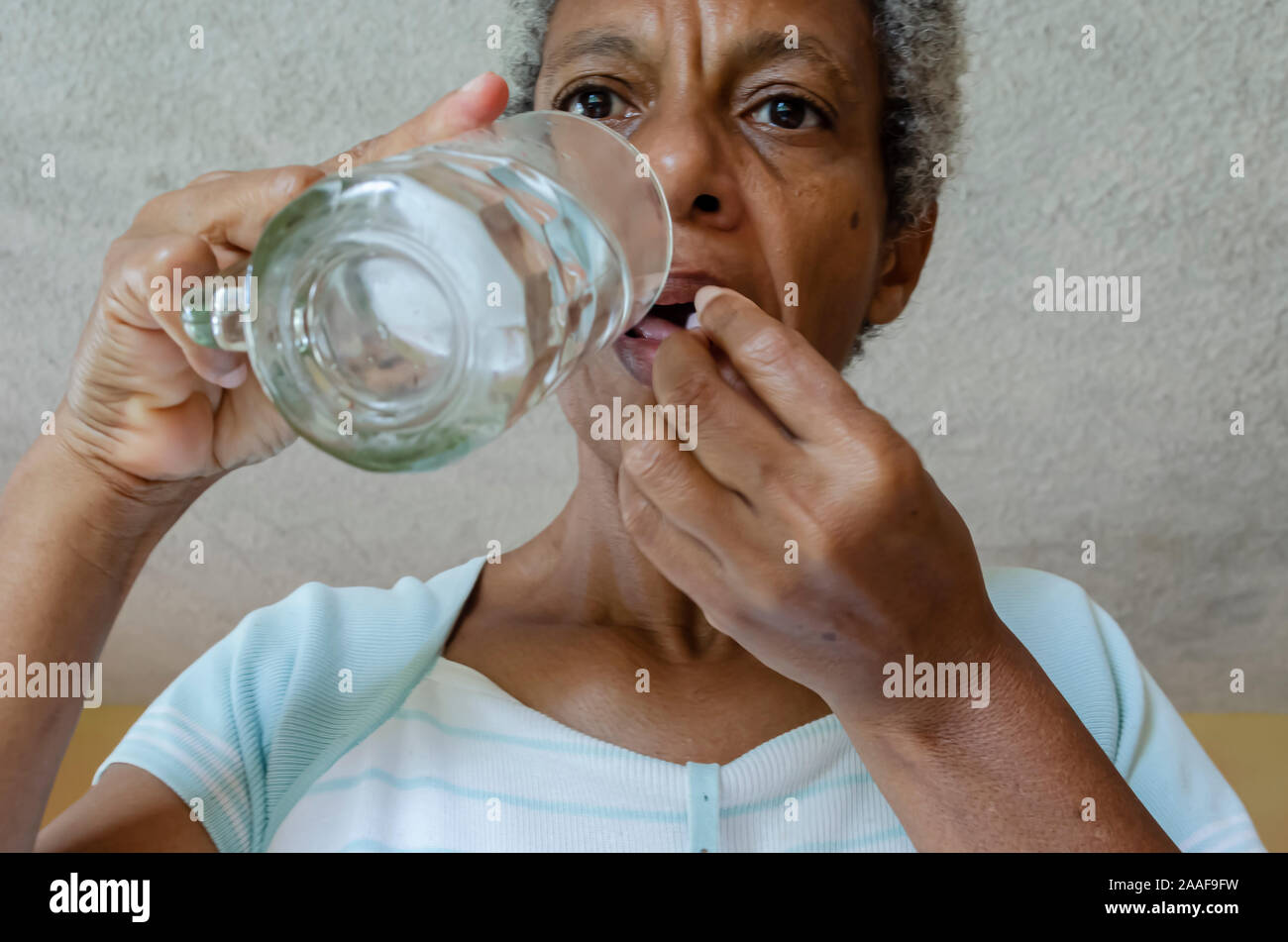 Assumendo compresse Foto Stock