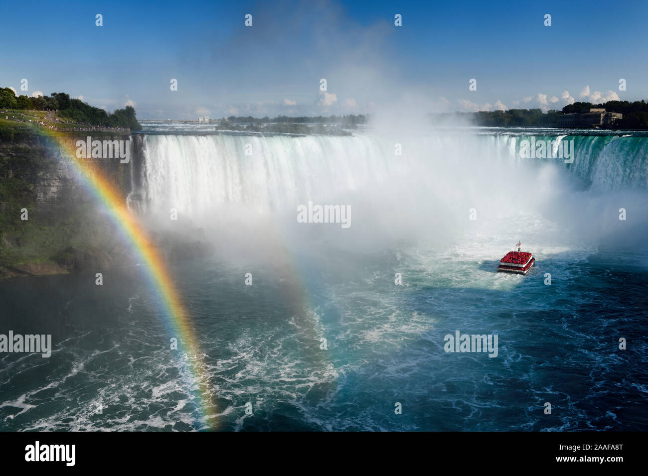 Noi spettatori al punto Tarrapin con doppio arcobaleno e Hornblower tour in barca nella maggior parte delle Cascate Horseshoe a Niagara Falls Ontario Canada Foto Stock