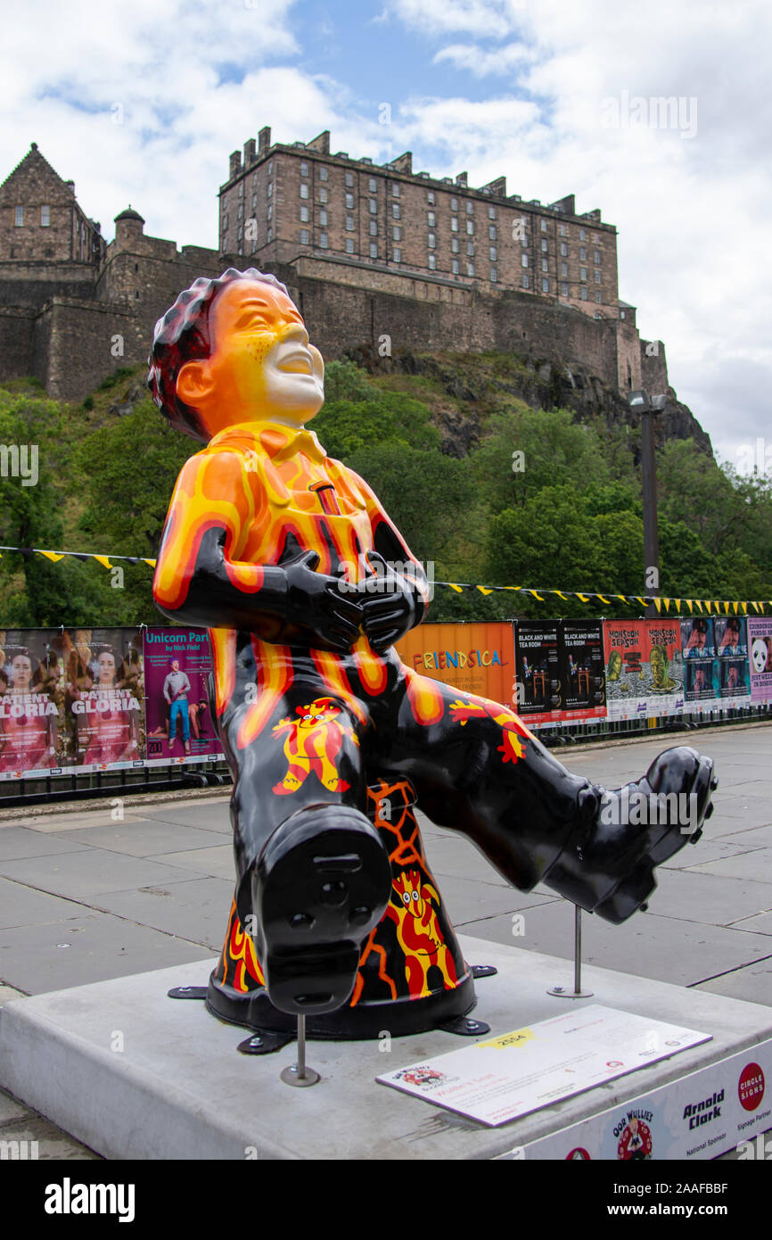 Statua di OOR Wullie con il castello di Edimburgo sullo sfondo Foto Stock